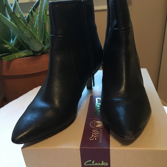 Clarks Shoes - Clarks Sage Aria Black Leather Booties 8M
